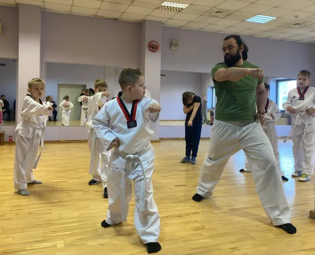 Депутат Люберец принял участие в тренировке по адаптивному тхэквондо для детей