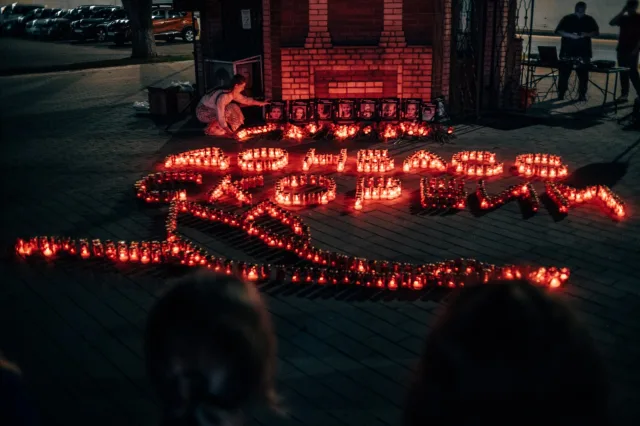 Порядка 500 свечей зажгли жители Люберец в память о детях - жертвах войны в Донбассе