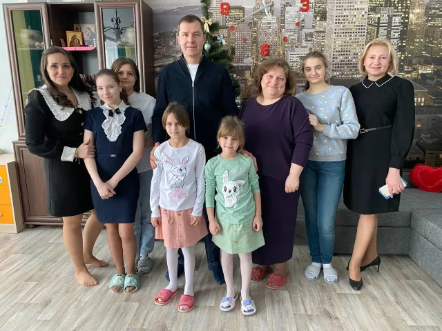 Владимир Волков поздравил в Люберцах многодетную семью с приемными детьми с праздниками
