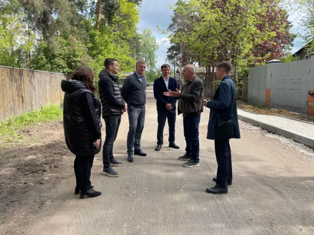 Дмитрий Дениско проверил ремонт дороги в поселке Люберец