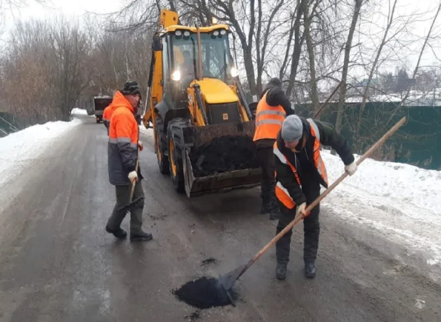 На дорогах Люберец за неделю устранили 166 ям