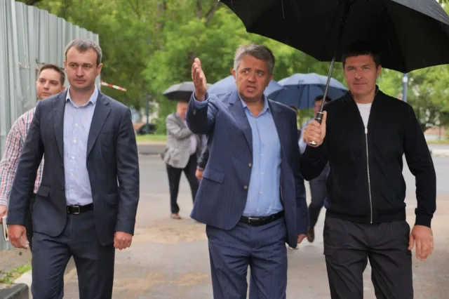 Владимир Волков проверил капремонт жилого дома в поселке Люберец