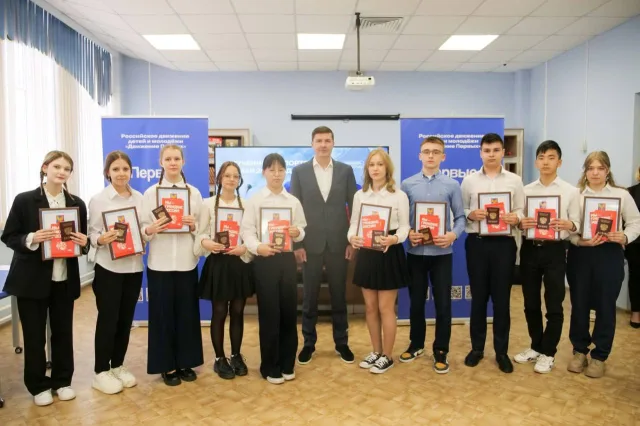 Владимир Волков торжественно вручил 19 юным жителям Люберец паспорта гражданина РФ