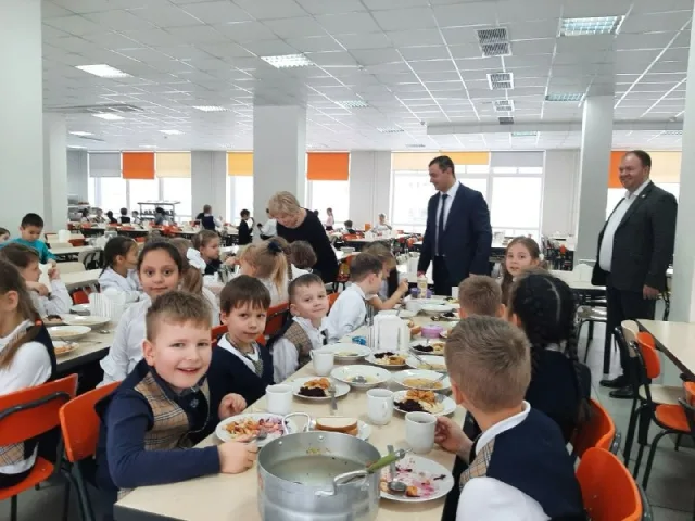 Лидия Антонова проверила качество питания в лицее Люберец