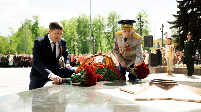 Владимир Волков возложил цветы к мемориалу «Вечный огонь» в Люберцах