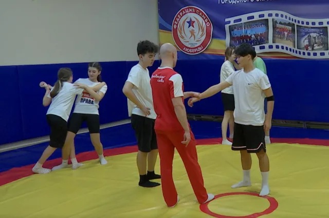 В школе Люберец начались тренировки по самбо для юнармейцев