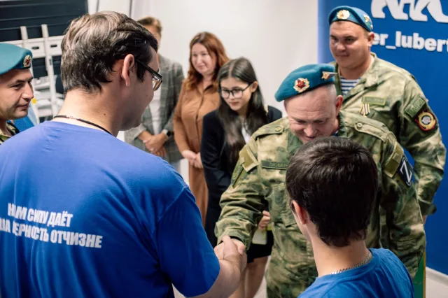 Партийцы поздравили военнослужащих Люберец с Днем ВДВ 