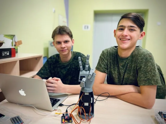 В Люберцах ученики Кадетской школы сконструировали модель протеза руки