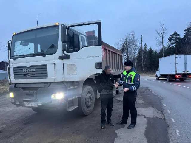 Госавтоинспекторы Люберец напомнили водителям большегрузного транспорта о соблюдении Правил дорожного движения