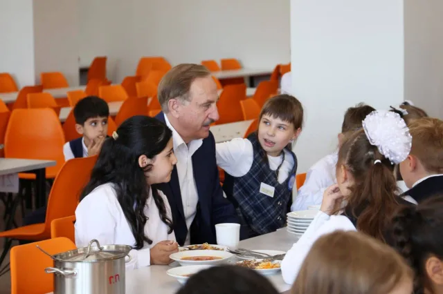 Владимир Ружицкий проверил качество питания в школе Люберец