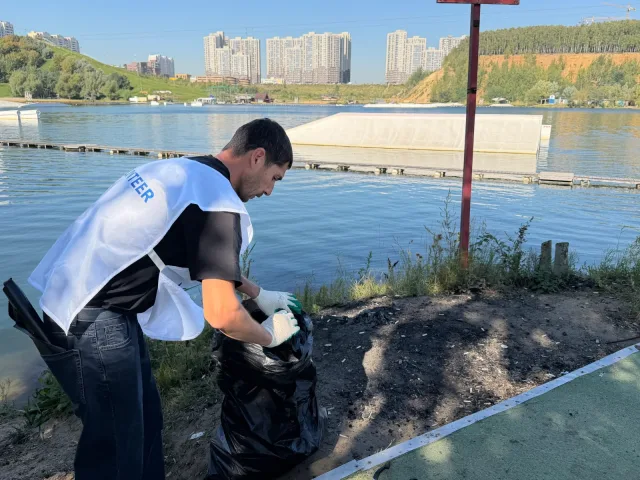 Около двух тонн бытового мусора собрали во время очистки берега Дзержинского карьера