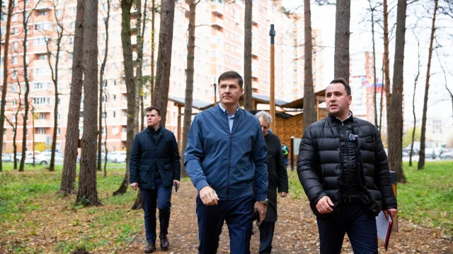 Владимир Волков проверил подготовку парка в поселке Люберец к зиме