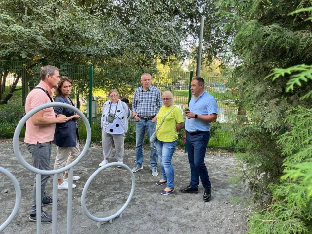 В Люберцах во время встречи с депутатами обсудили обустройство площадки для собак