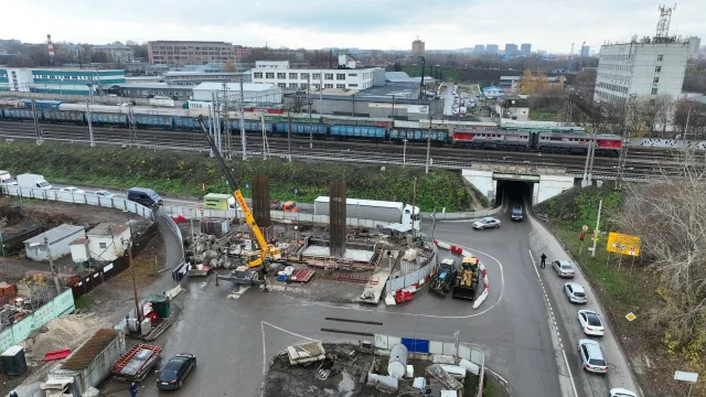 Армирование опор будущего путепровода над железной дорогой началось в Люберцах
