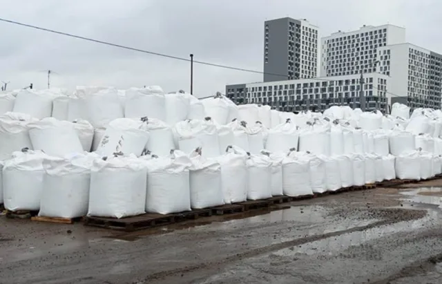 Почти 8 тысяч тонн противогололедной смеси и реагента для дорог заготовили в Люберцах