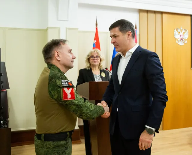 Владимир Волков вручил медаль участнику специальной военной операции