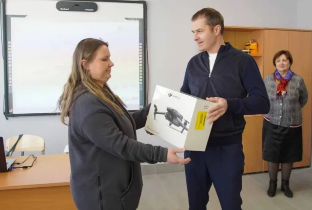 Владимир Волков передал студентам техникума Люберец квадрокоптер