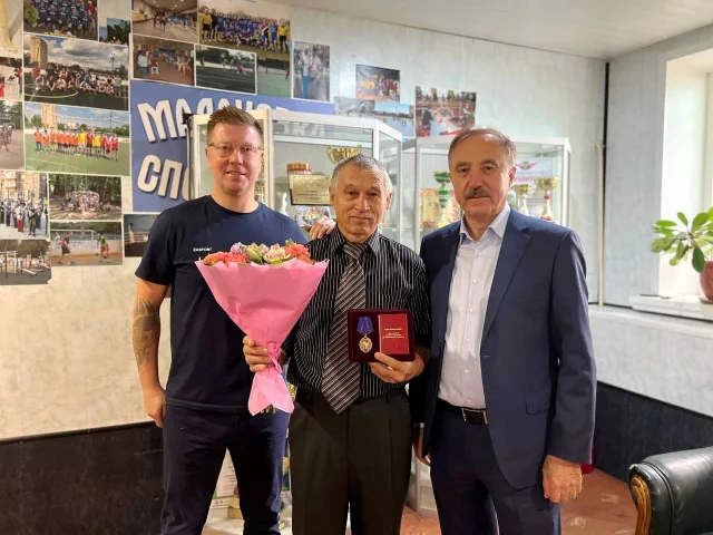 Владимир Ружицкий поздравил с 70-летием руководителя стадиона «Труд» в Малаховке