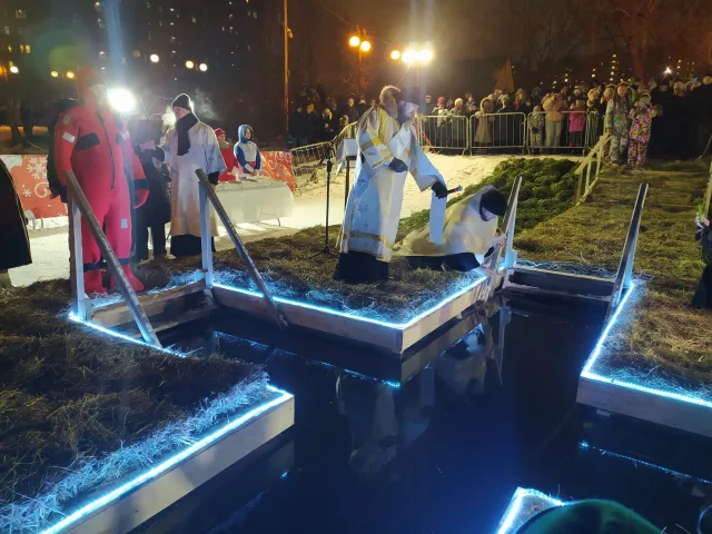 Шестнадцать спасателей обеспечивали безопасность крещенских купаний в Люберцах