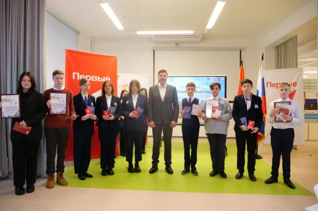 Владимир Волков вручил школьникам Люберец паспорта и обсудил с ними роль Конституции