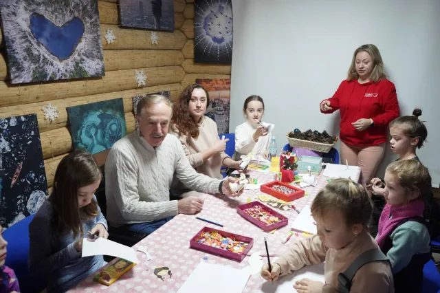 В парке Люберец для детей организовали мастер-классы по изготовлению новогодних сувениров