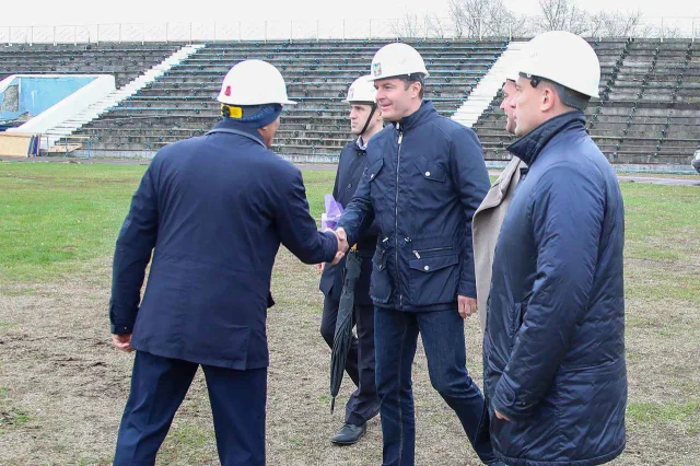 Владимир Волков проверил работы по реконструкции стадиона «Торпедо» в Люберцах