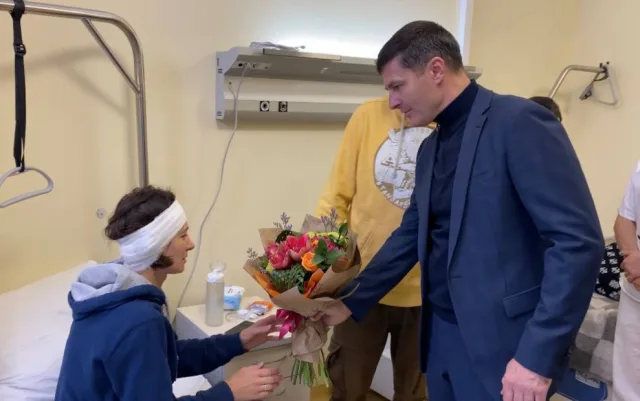 Владимир Волков навестил в больнице Люберец пострадавших от нападения мужчины с мачете