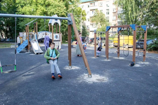 В поселке Люберец обновили детскую площадку: всего в округе в 2026 году модернизируют 17 игровых комплексов