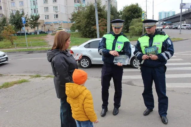 Сотрудники ГАИ напомнили жителям Люберец о  важности соблюдения ПДД