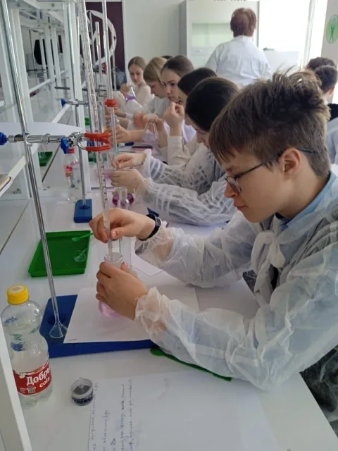 Мастер-класс по химическому анализу провели для школьников в техникуме Люберец