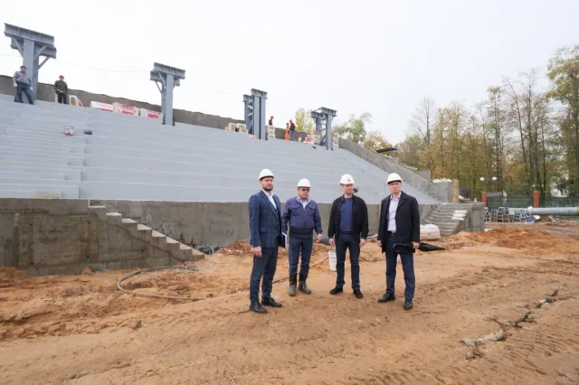 Депутат Госдумы проверил реконструкцию стадиона «Торпедо» в Люберцах