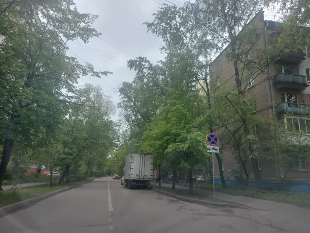 В поселке Калинина в Люберцах установили запрещающие остановку дорожные знаки