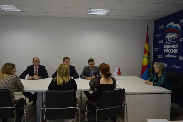 Партийцы во время приема населения Люберец ответили на вопросы частичной мобилизации