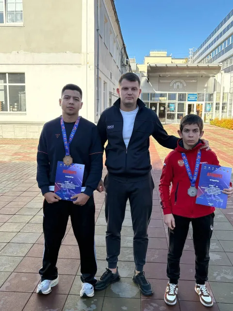 Серебряную и бронзовую медали завоевали борцы Люберец