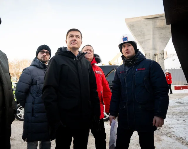 Устройство свайных фундаментов опор будущего путепровода над железнодорожными путями ведётся в Люберцах