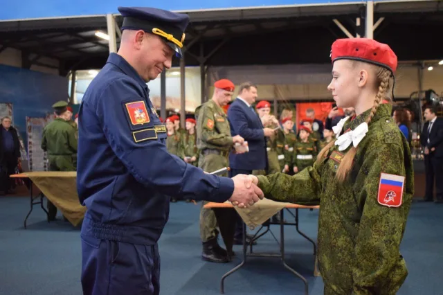 Более ста школьников Люберец торжественно вступили в ряды «Юнармии»