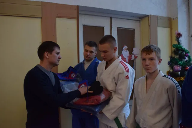 Двадцать комплектов спортивной формы вручил председатель Федерации самбо Люберец спортшколе Харцызска  