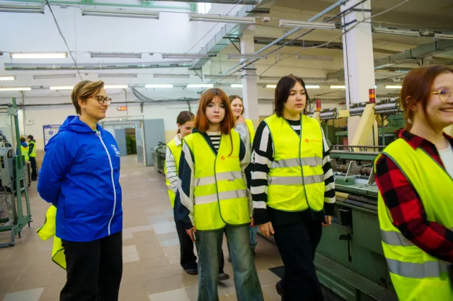 «Единая Россия» организовала экскурсию на фабрику «Пехорский текстиль» для школьников Люберец