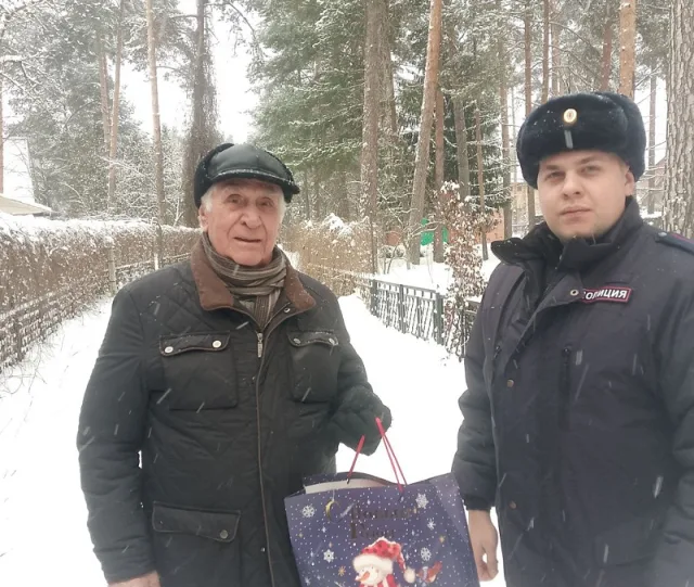 Полицейские Люберец поздравили председателя Общественного совета при управлении с Новым годом