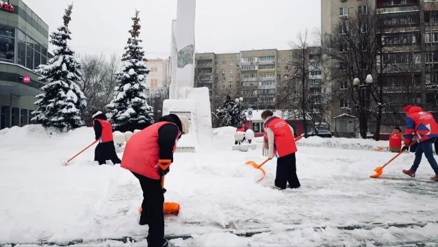 Люберецкие волонтёры очищают подходы к социально значимым объектам от снега