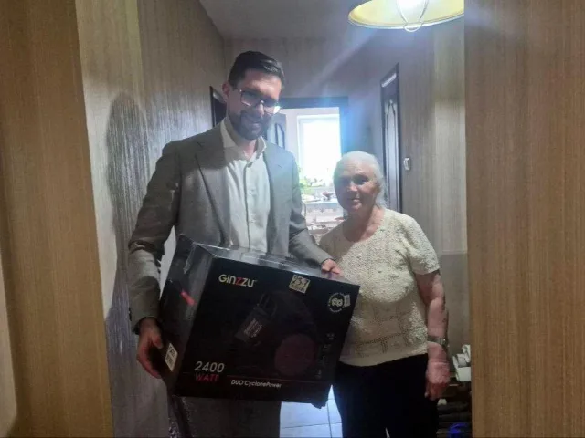 Алексей Кочетков передал жительнице Люберец пылесос