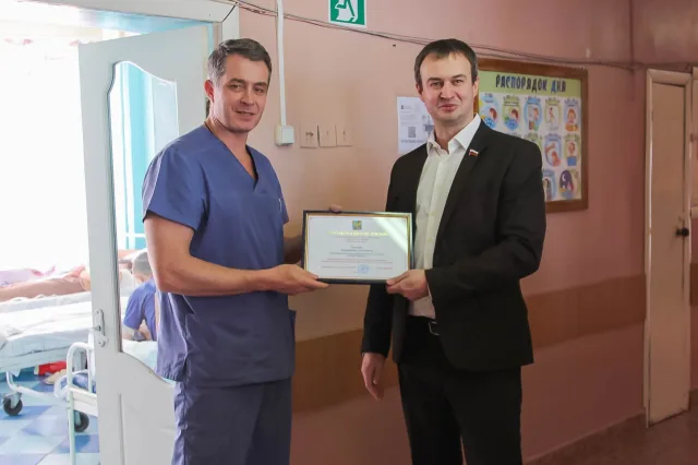 Депутат Люберец вручил благодарственное письмо врачу