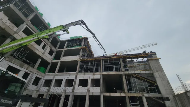 В поселке Люберец продолжается строительство поликлиники на 500 посещений в смену