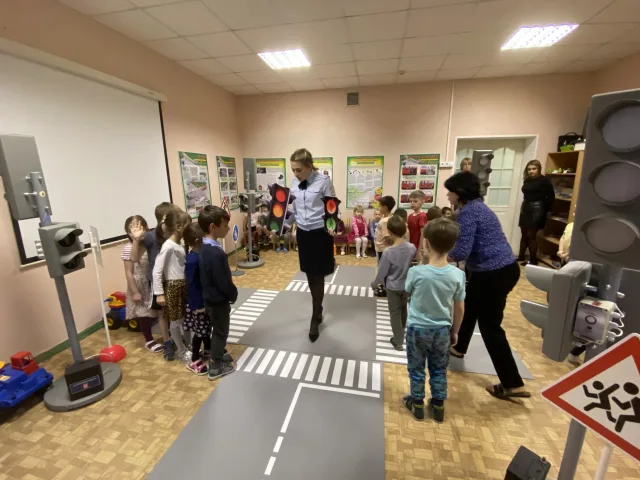 Автоинспекторы рассказали дошколятам Люберец о безопасном пересечении дороги по «зебре»