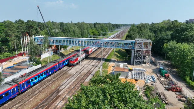 Завершён монтаж остекления разноуровневого надземного пешеходного перехода в Малаховке городского округа Люберцы