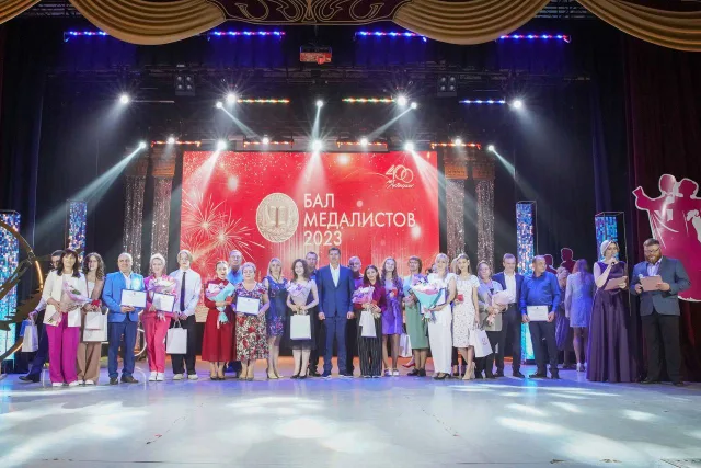 Владимир Волков поздравил медалистов и стобалльников Люберец с успешным окончанием школы