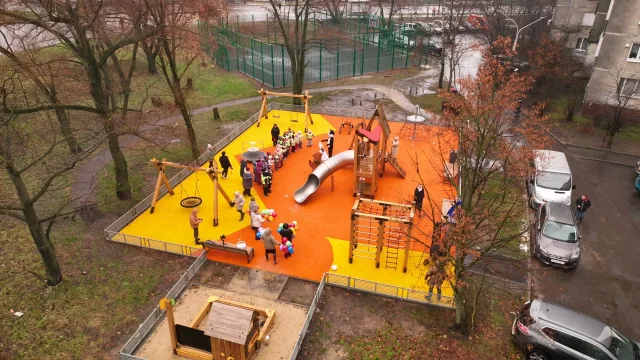 Обновленную детскую площадку по программе губернатора открыли в Дзержинском городского округа Люберцы