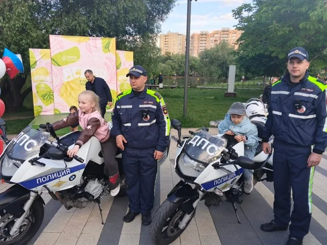 Полицейские и общественники поздравили школьников Люберец с началом летних каникул