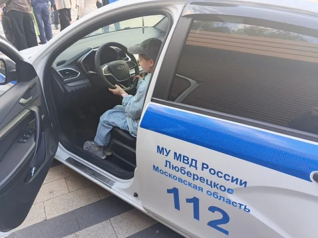 Полицейские и общественники поздравили школьников Люберец с началом летних каникул