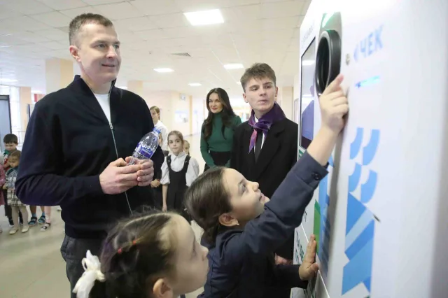 Владимир Волков проверил работу фандомата в школе Люберец